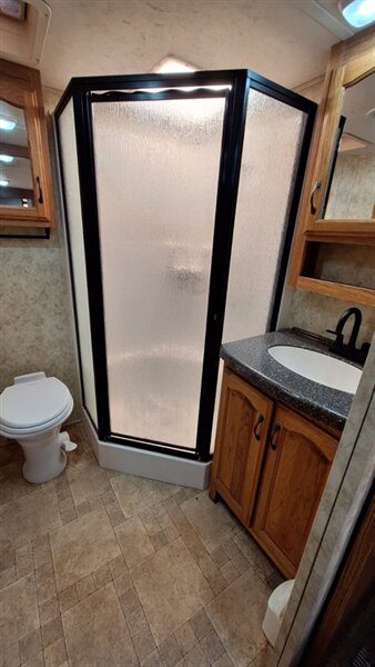 2011 Coachmen BROOKSTONE 376RL - Photo 14 - Liberty, TX 77575