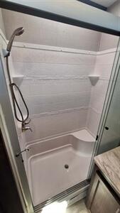 2020 Coachmen BROOKSTONE 344FL - Photo 16 - Liberty, TX 77575