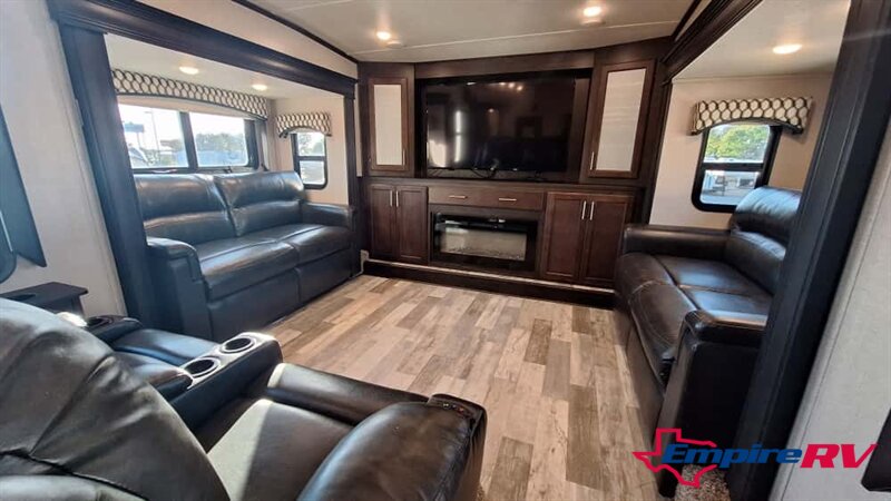 2020 Coachmen BROOKSTONE 344FL - Photo 8 - Liberty, TX 77575