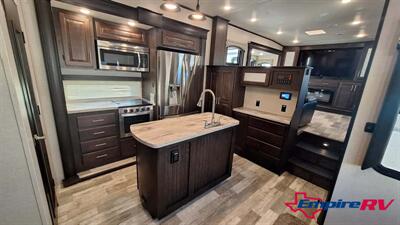 2020 Coachmen BROOKSTONE 344FL - Photo 6 - Liberty, TX 77575