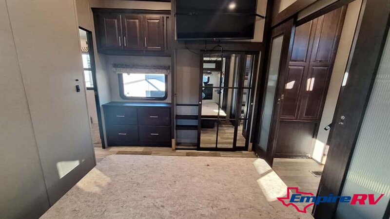 2020 Coachmen BROOKSTONE 344FL - Photo 13 - Liberty, TX 77575