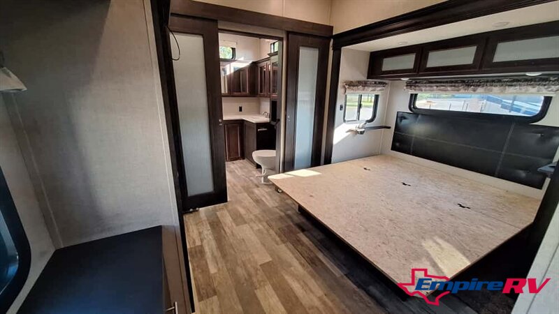 2020 Coachmen BROOKSTONE 344FL - Photo 12 - Liberty, TX 77575