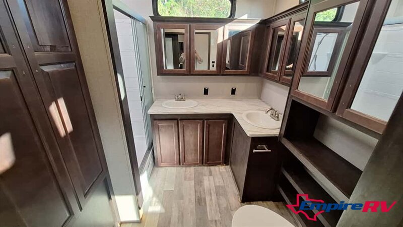 2020 Coachmen BROOKSTONE 344FL - Photo 14 - Liberty, TX 77575