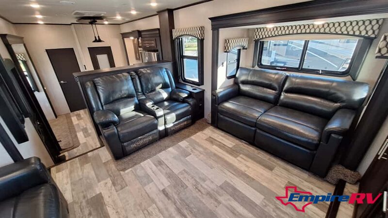 2020 Coachmen BROOKSTONE 344FL - Photo 9 - Liberty, TX 77575