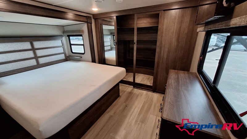 2022 Grand Design Solitude 3740BH   - Photo 15 - Liberty, TX 77575