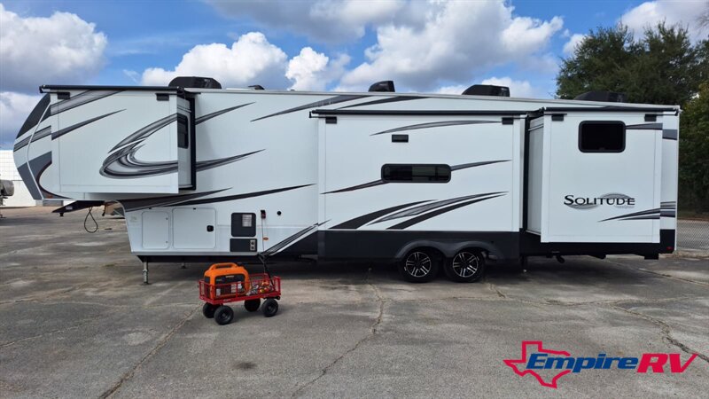 2022 Grand Design Solitude 3740BH   - Photo 2 - Liberty, TX 77575
