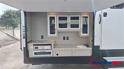 2022 Grand Design Solitude 3740BH   - Photo 5 - Liberty, TX 77575