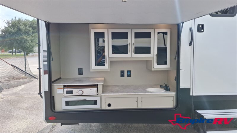 2022 Grand Design Solitude 3740BH   - Photo 5 - Liberty, TX 77575