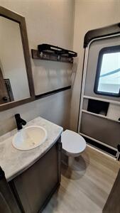 2022 Grand Design Solitude 3740BH   - Photo 13 - Liberty, TX 77575