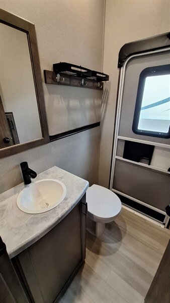 2022 Grand Design Solitude 3740BH   - Photo 13 - Liberty, TX 77575