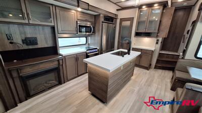 2022 Grand Design Solitude 3740BH   - Photo 9 - Liberty, TX 77575