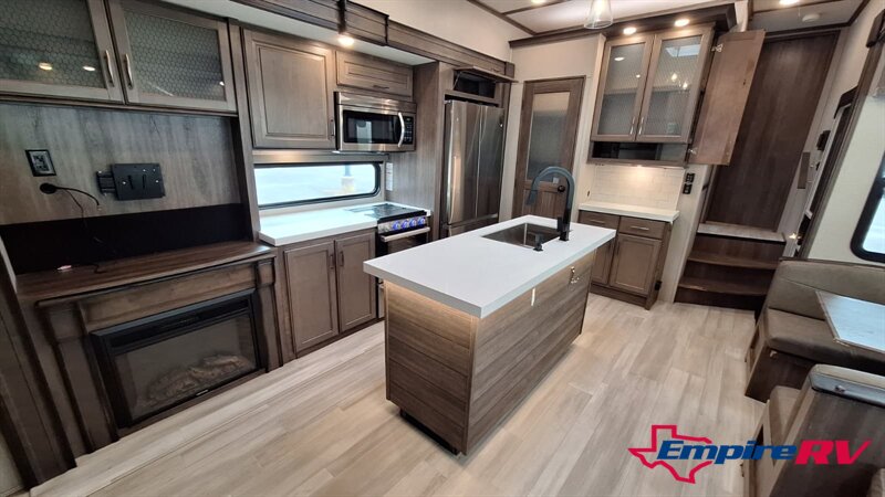 2022 Grand Design Solitude 3740BH   - Photo 9 - Liberty, TX 77575