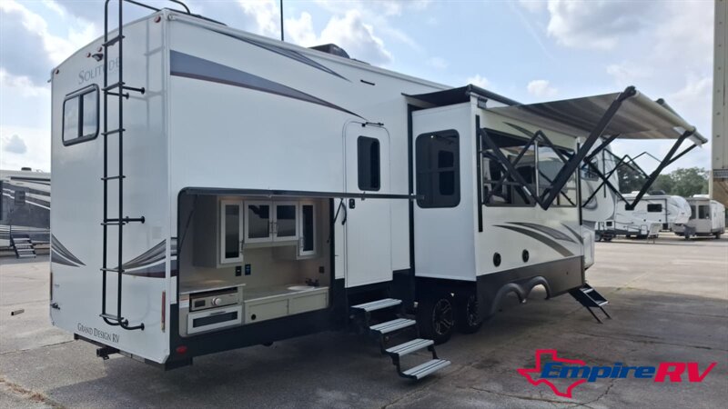 2022 Grand Design Solitude 3740BH   - Photo 4 - Liberty, TX 77575