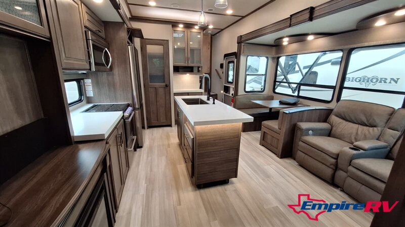 2022 Grand Design Solitude 3740BH   - Photo 8 - Liberty, TX 77575