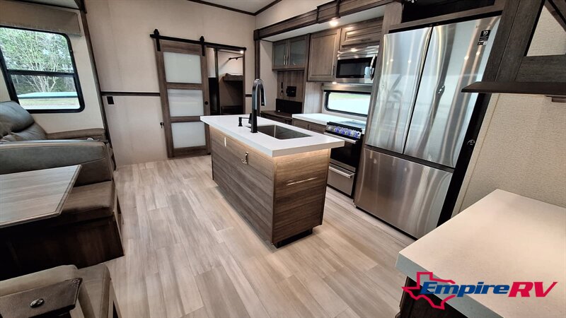 2022 Grand Design Solitude 3740BH   - Photo 7 - Liberty, TX 77575