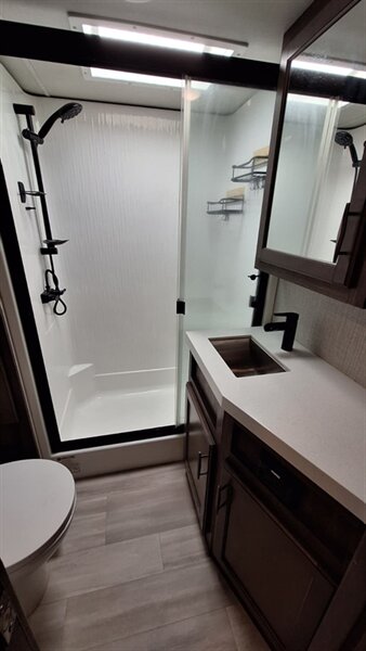 2022 Grand Design Solitude 3740BH   - Photo 14 - Liberty, TX 77575