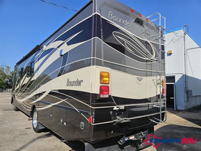 2014 Fleetwood Bounder 35K   - Photo 10 - Liberty, TX 77575