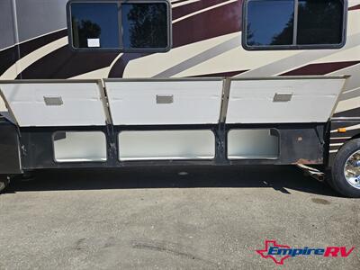 2014 Fleetwood Bounder 35K   - Photo 15 - Liberty, TX 77575