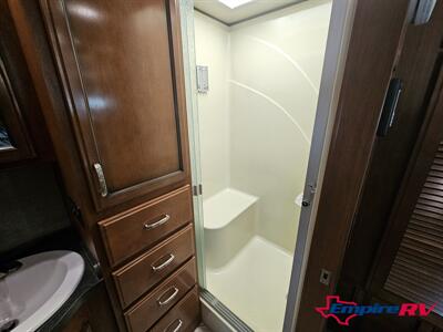 2014 Fleetwood Bounder 35K   - Photo 35 - Liberty, TX 77575