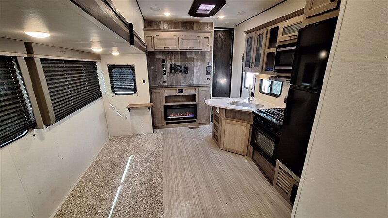 2021 Keystone Hideout 308BHDS - Photo 8 - Liberty, TX 77575