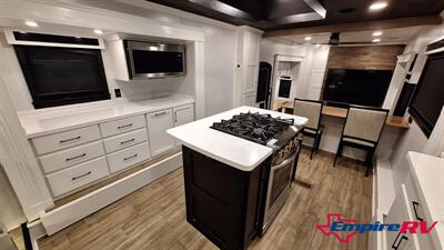2023 Forest River RIVERSTONE 39RKFB   - Photo 11 - Liberty, TX 77575