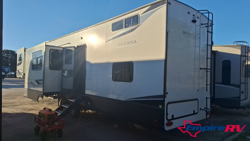 2021 Keystone Montana High Country 377FL - Photo 3 - Liberty, TX 77575