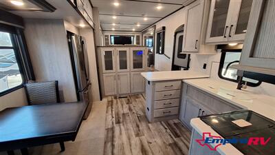 2021 Keystone Montana High Country 377FL - Photo 11 - Liberty, TX 77575