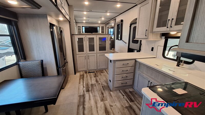 2021 Keystone Montana High Country 377FL - Photo 11 - Liberty, TX 77575