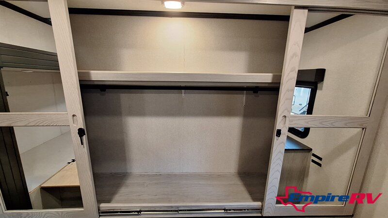 2021 Keystone Montana High Country 377FL - Photo 17 - Liberty, TX 77575