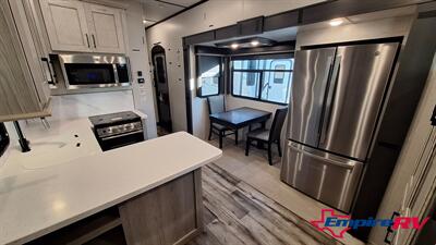 2021 Keystone Montana High Country 377FL - Photo 9 - Liberty, TX 77575