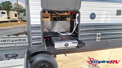 2021 Forest River CHEROKEE   - Photo 4 - Liberty, TX 77575