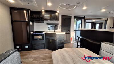 2021 Forest River CHEROKEE   - Photo 14 - Liberty, TX 77575