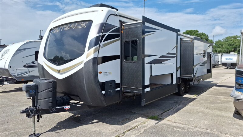 2023 Keystone Outback 328RL - Photo 2 - Liberty, TX 77575