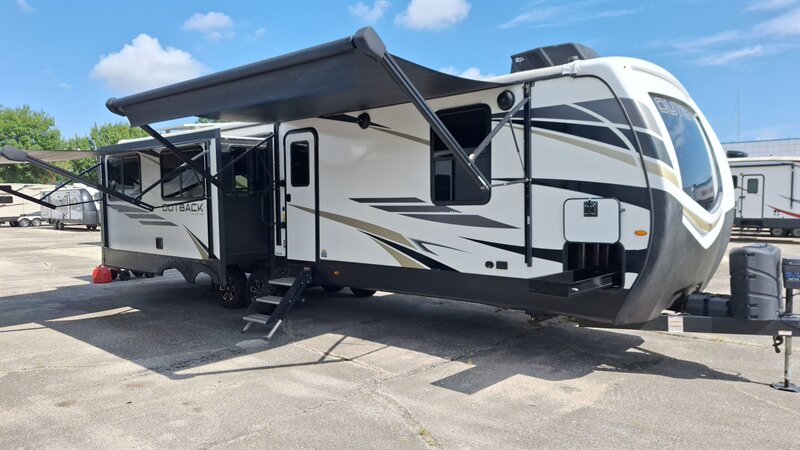 2023 Keystone Outback 328RL   - Photo 1 - Liberty, TX 77575