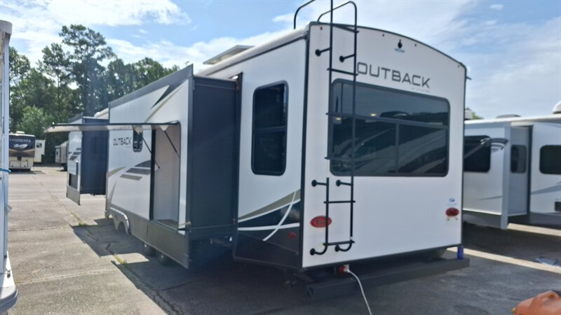 2023 Keystone Outback 328RL - Photo 3 - Liberty, TX 77575