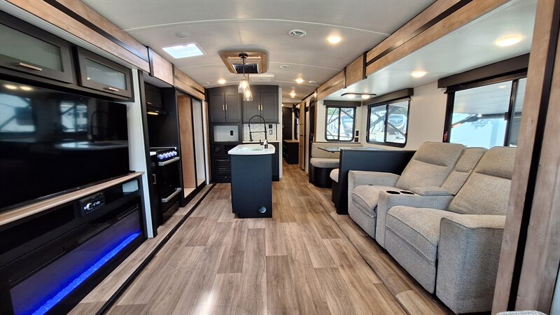 2023 Keystone Outback 328RL - Photo 8 - Liberty, TX 77575