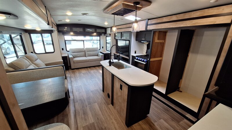2023 Keystone Outback 328RL - Photo 7 - Liberty, TX 77575
