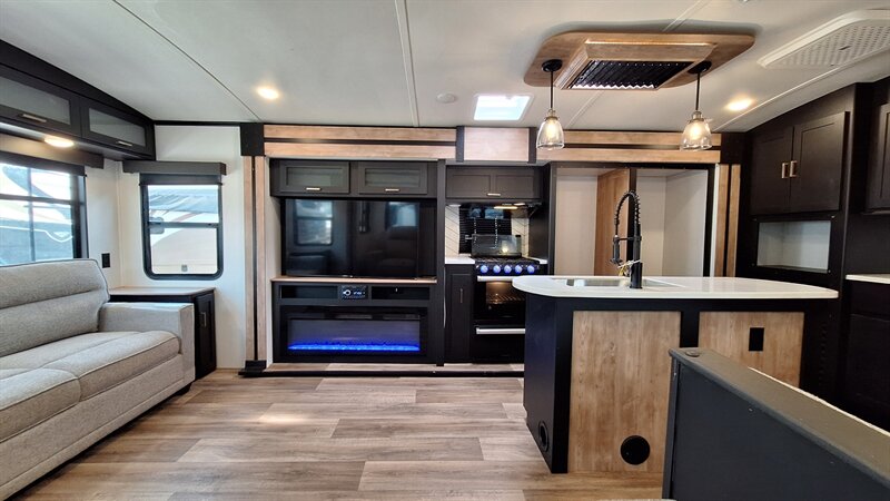 2023 Keystone Outback 328RL - Photo 9 - Liberty, TX 77575