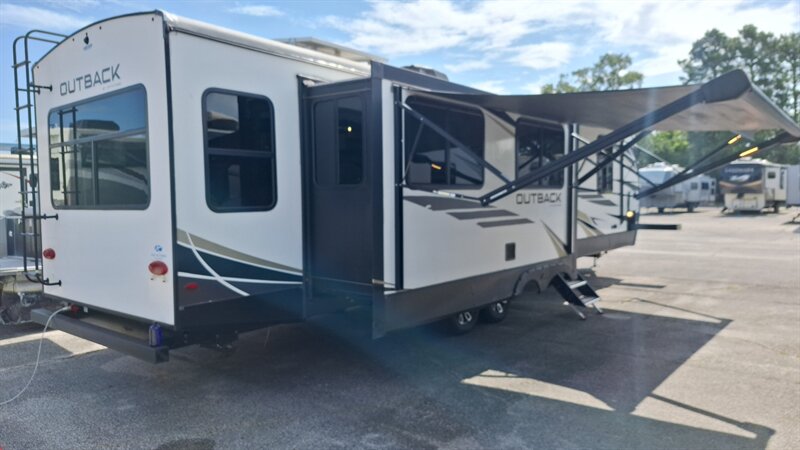 2023 Keystone Outback 328RL - Photo 4 - Liberty, TX 77575