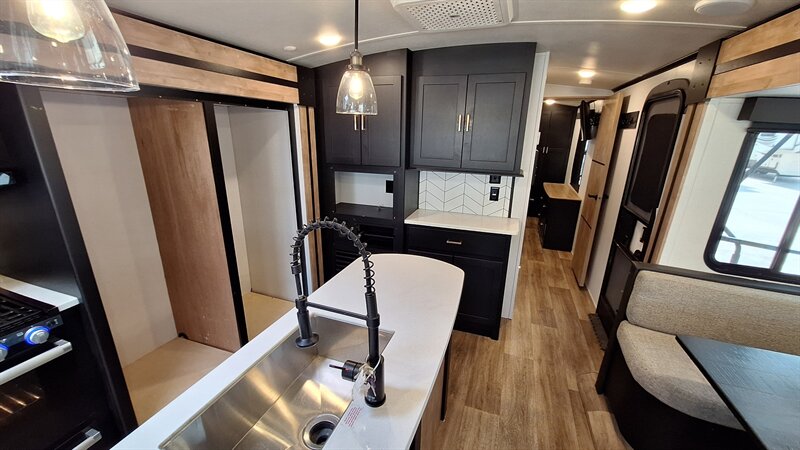 2023 Keystone Outback 328RL - Photo 12 - Liberty, TX 77575