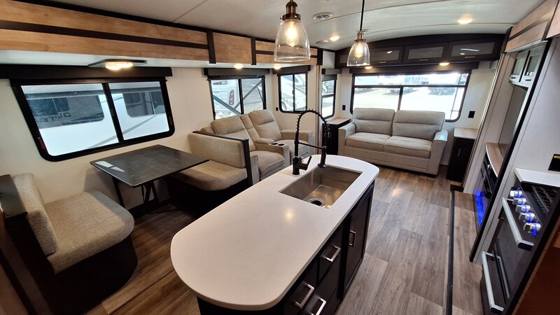 2023 Keystone Outback 328RL - Photo 11 - Liberty, TX 77575