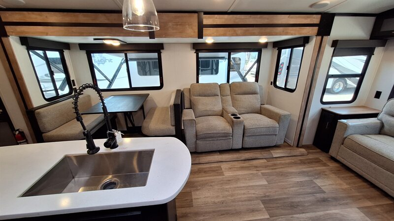 2023 Keystone Outback 328RL - Photo 10 - Liberty, TX 77575