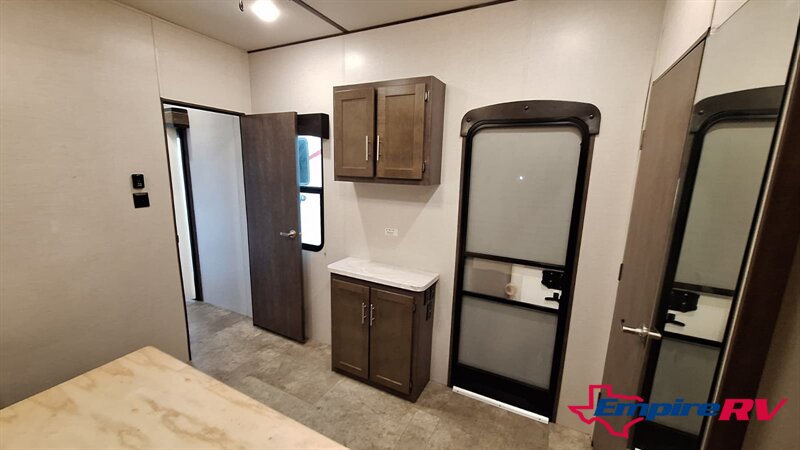 2018 Cruiser RV HAMPTON 360FDD - Photo 11 - Liberty, TX 77575