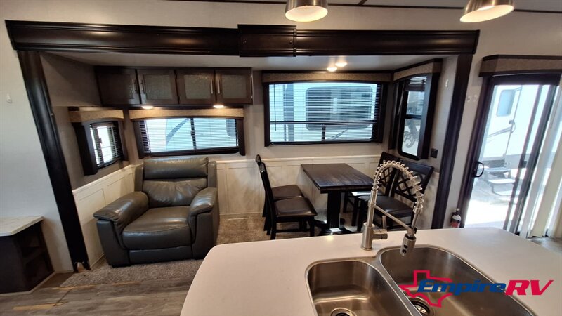 2018 Cruiser RV HAMPTON 360FDD - Photo 8 - Liberty, TX 77575