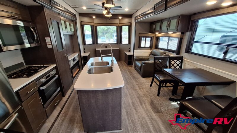 2018 Cruiser RV HAMPTON 360FDD - Photo 5 - Liberty, TX 77575