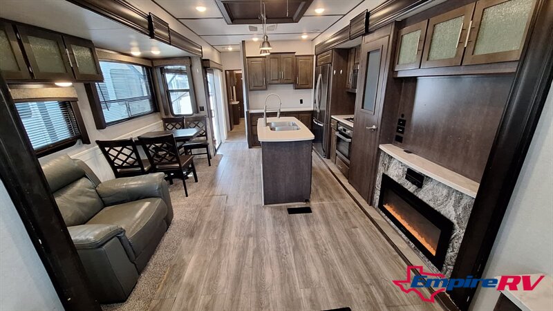 2018 Cruiser RV HAMPTON 360FDD - Photo 4 - Liberty, TX 77575
