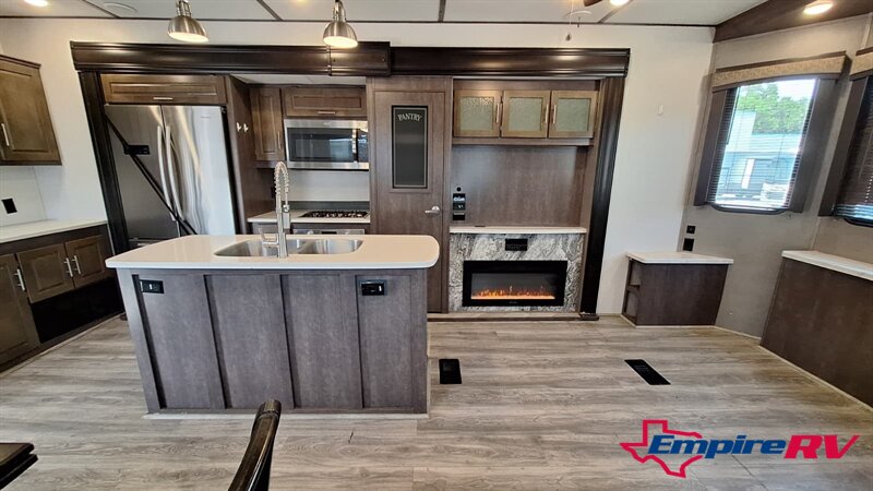 2018 Cruiser RV HAMPTON 360FDD - Photo 9 - Liberty, TX 77575