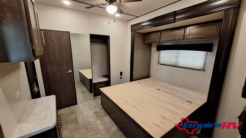 2018 Cruiser RV HAMPTON 360FDD - Photo 12 - Liberty, TX 77575