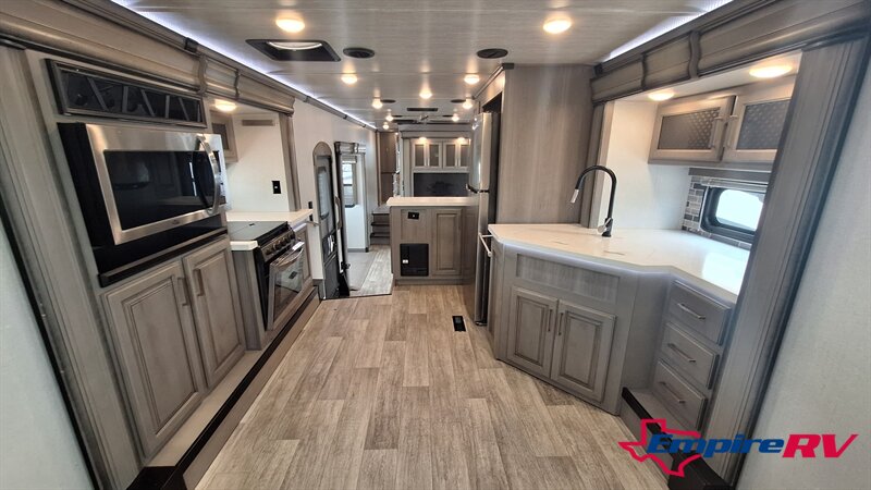 2021 Keystone montana 3741FK - Photo 10 - Liberty, TX 77575
