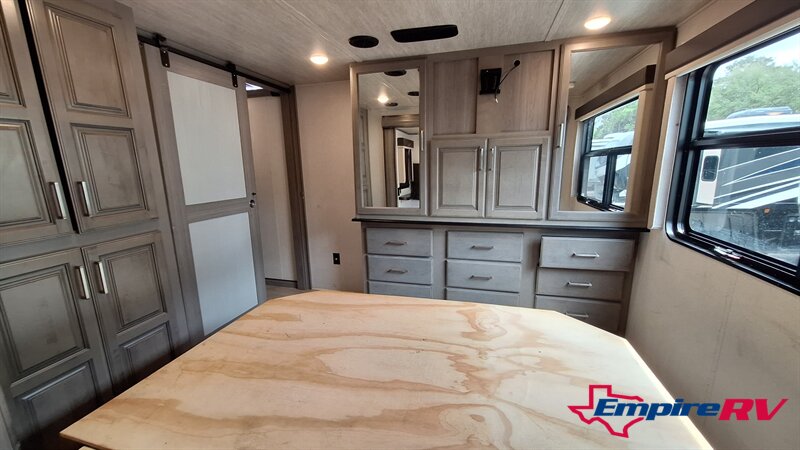 2021 Keystone montana 3741FK - Photo 16 - Liberty, TX 77575